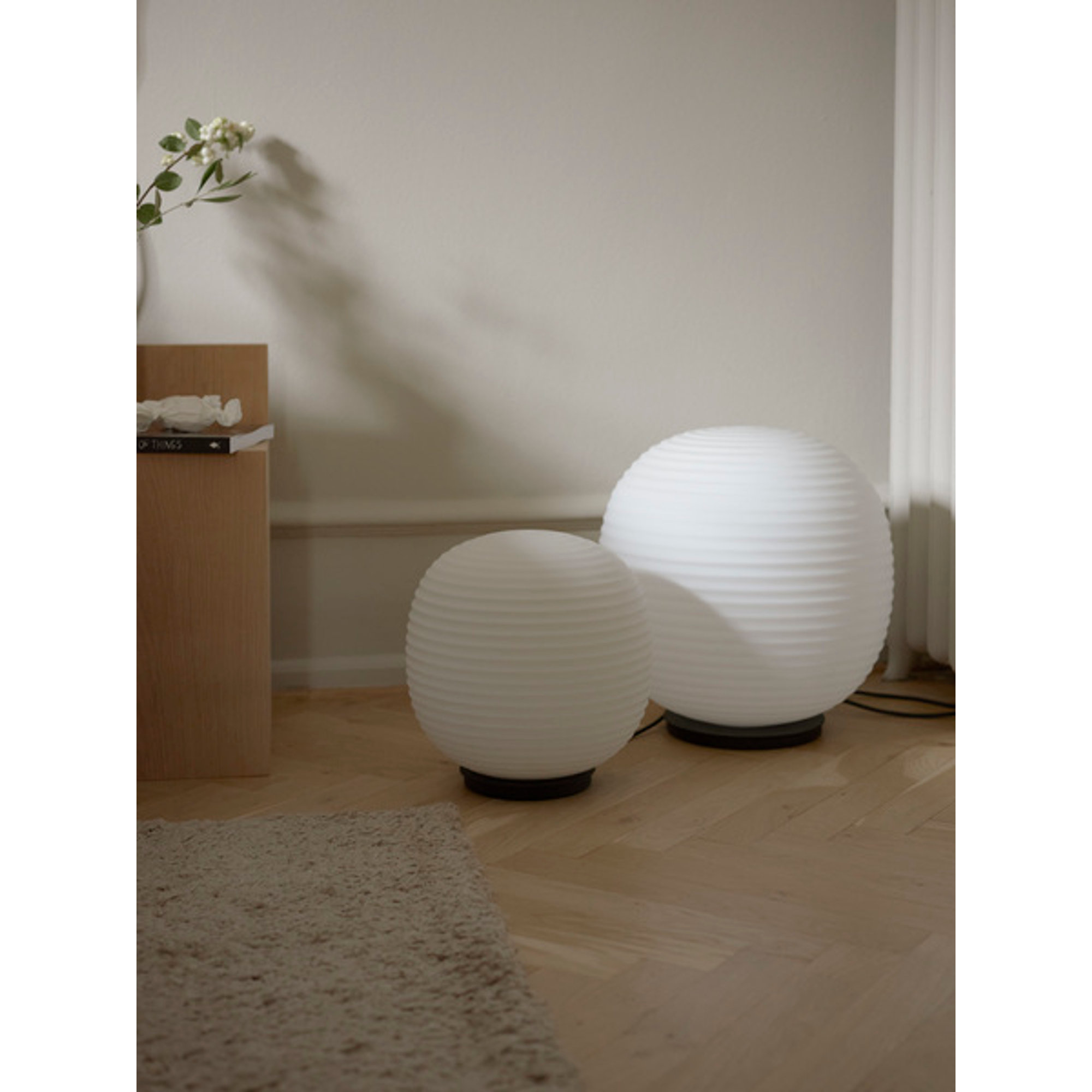 Lantern Globe Lampada da terra, Large Ø40, Bianco Vetro opalino, EU New Works vista2