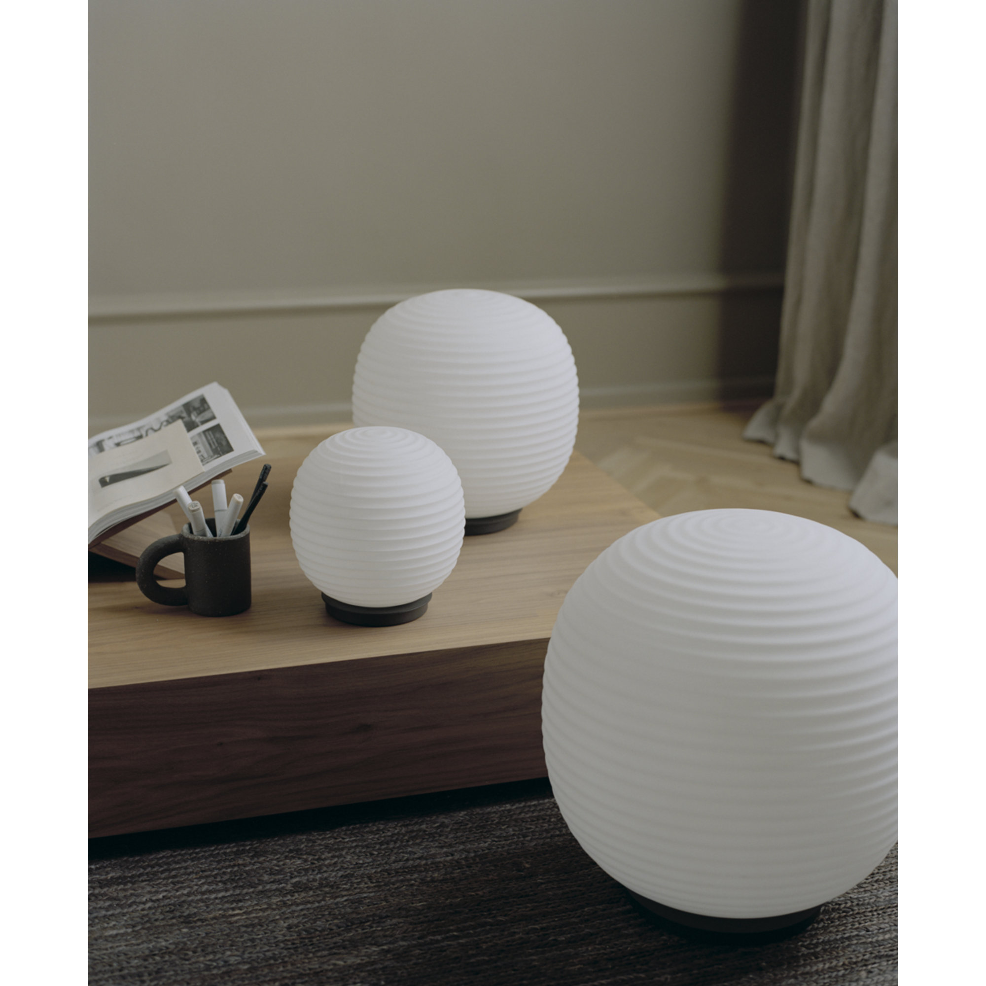 Lantern Globe Lampada da terra, Large Ø40, Bianco Vetro opalino, EU New Works vista3