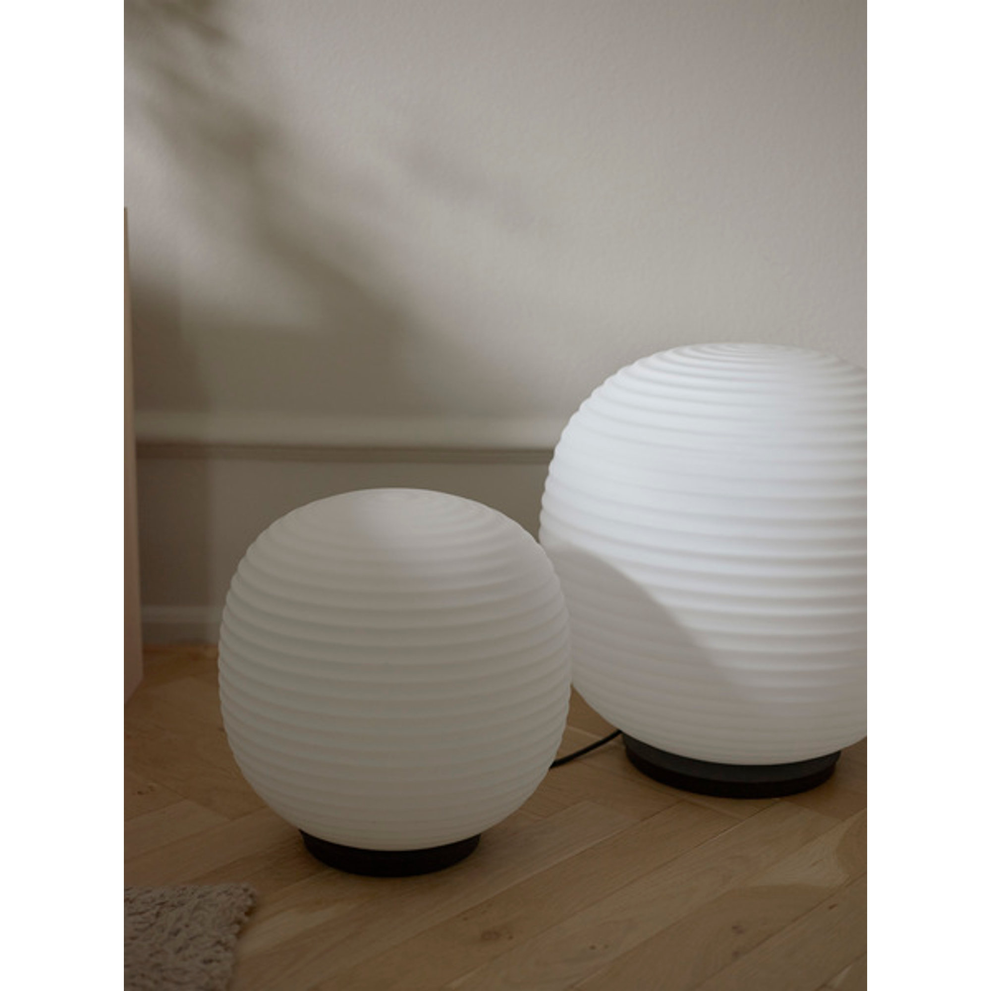 Lantern Globe Lampada da tavolo, Medium Ø30, Bianco Vetro opalino, EU New Works vista4