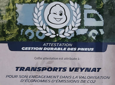 Michelin awards Transports VEYNAT a certificate for its commitment to promoting CO2 emission savings - Transports Veynat