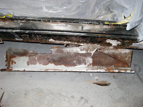 After removing the aftermarket rocker cover pieces that were screwed right over the factory pieces it became apparent just how extensive the rust damage was below the surface.