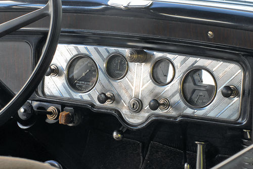 The instrument panel is no surprise, given that the Pontiac was built in a time when Art Deco was influencing everything from shavers to furniture.