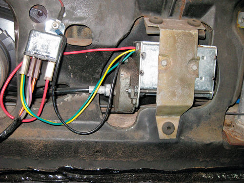 2. Here you can clearly see the top relay to the left and the electrical top motor on the right