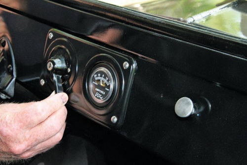 When swung to the right, the ignition switch allows hand cranking using the magneto.