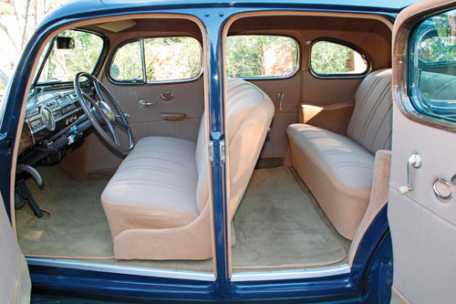 The stately tall grille and side grilles are unique to the 1940 models.