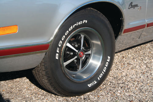 White sidewall tires and styled steel wheels were optional for 1975. Radial H78x14 tires were standard equipment on these cars.