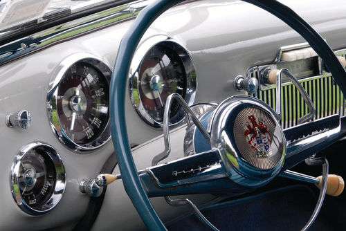 The dashboard groups the gauges directly in front of the driver. The chrome and the unusually shaped horn ring offer better hints as to the Frazer’s year.