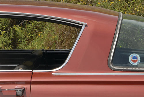 Even when the backlight is barely visible, the shape of the rear roof-pillar suggests that a Barracuda isn’t the same as its Valiant relatives.