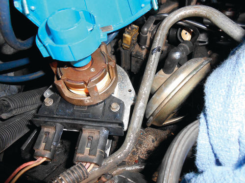 Photo 7. Remove the distributor cap; the rotor will either be pointing toward the #1 or #4 cap terminal.