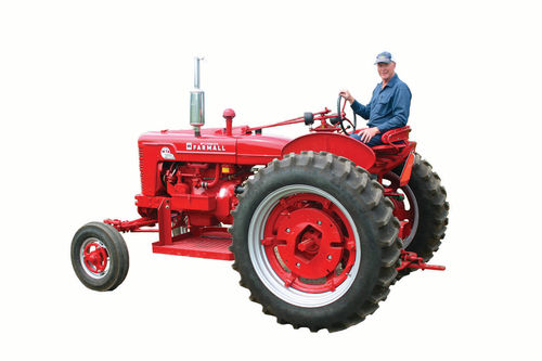 Paul Dudley of Cato, New York, drives his ’54 Farmall after its restoration. Howard Hemminger Photo