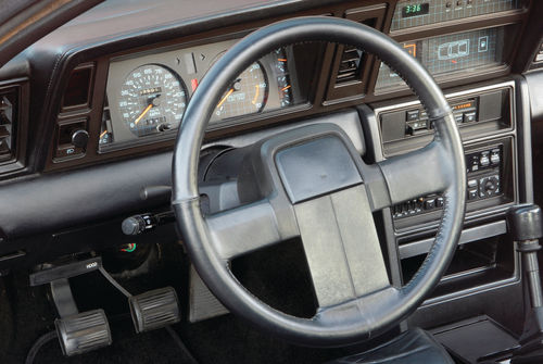 1986 Dodge Daytona dashboard’s gauges and controls