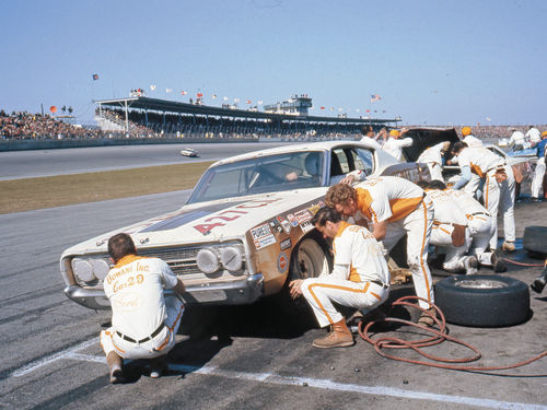 Bondy Long’s Bowani crew at the 1968 Daytona 500