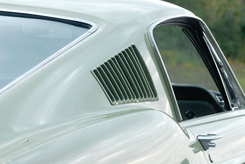 Mustang's subtle crease in the roof panel