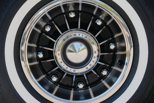 Every manufacturer has at some point produced a wheel that looks nearly perfect on any car wearing it. The 2+2’s eight-lug alloy is one of them.
