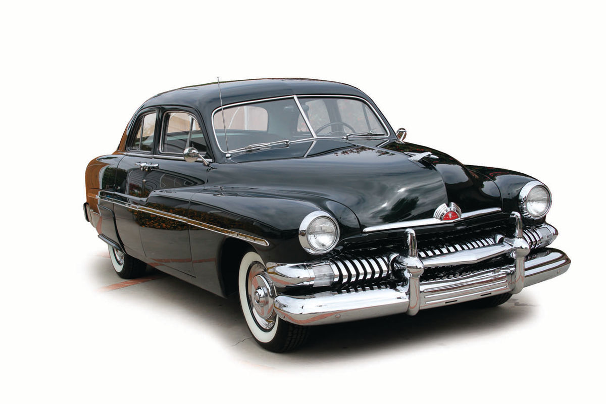 The grille on the 1951 models had a broad horizontal sweep with the running lights integrated into it.