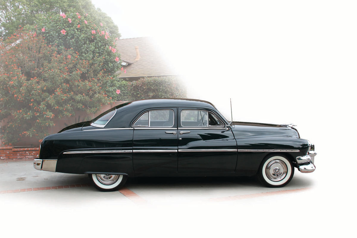 The Mercurys of the early ’50s were long, low and handsome. Flow-through envelope styling had replaced the separate fenders and bodies of the past.