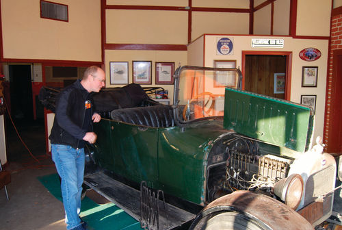 At the Gunner’s Great Garage Waupaca, Wisconsin, location, Josef inspected the 1917 Oakland that sits in a showroom where Oaklands were sold a century ago.