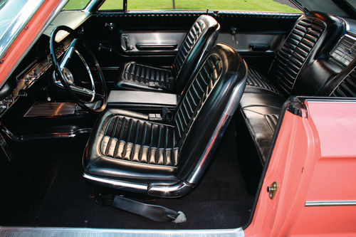 The upholstery, headliner and carpeting are original. A padded dash and AM-radio added to the base price of the Galaxie 500 XL. Door panels were exclusive to the bucket seats/console model.