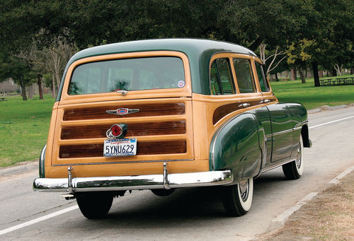 The single taillight and license plate are centered in the tailgate.