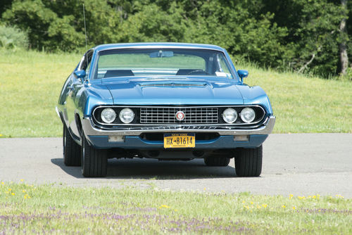 Body-colored mirrors hinted at the future as brightwork was gradually falling to restrained levels after being a dominant automotive feature from the mid-1950s into the 1960s.