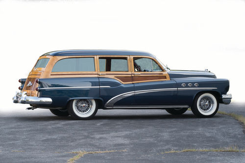 The Buick’s sheet metal in 1953 recalled the era of full, separate fenders front and rear. It was an ideal match for wood.