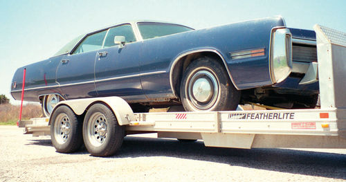 Because the car’s rear wheels sat so far behind the trailer axles, the rear trailer deck curved noticeably downward.