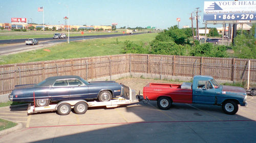 In our motel parking lot off I-20 east of Dallas, the truck’s rearend squat and the trailer’s bowed deck are both clearly visible.