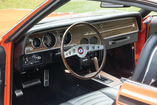 Woodgrain and brightwork date the Javelin’s interior while remaining attractive.