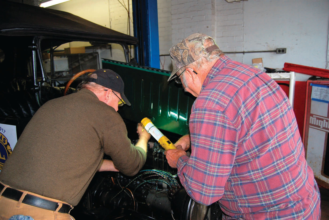 A ROLLING OAKLAND RESTORATION AutoRestorer