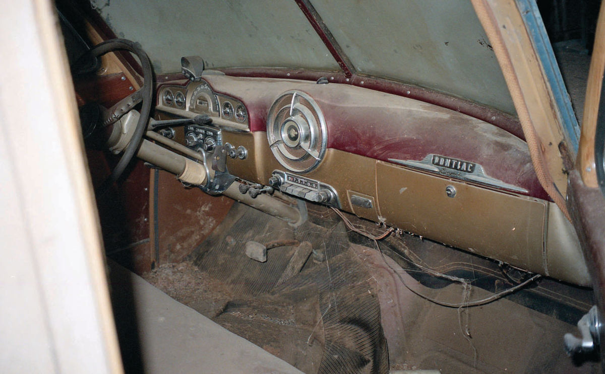 Despite a thick layer of dust, the old wagon’s dashboard was not only striking but complete in every detail, down to the ignition key.