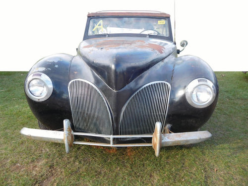 Even the radio antenna on this ’40 Lincoln Cabriolet was intact.