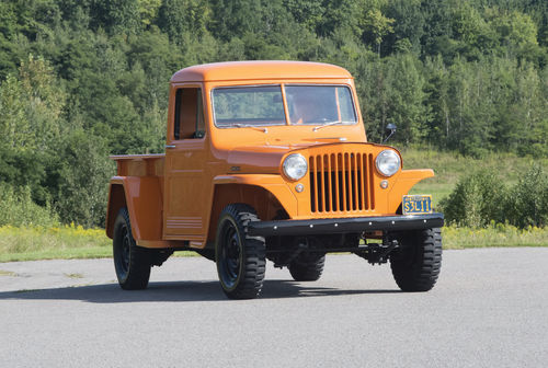 The flat grille sets the feature truck apart from its later relatives with their vee grilles and correspondingly different hoods.