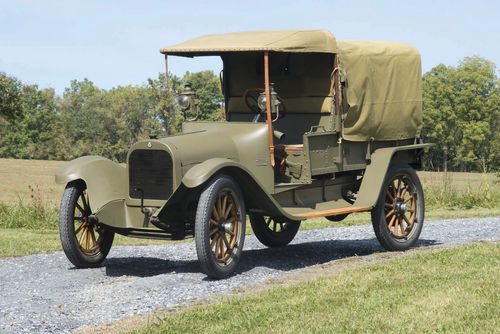 From the seat rearward, the light repair truck wears a body built by Insley Manufacturing. The staff car’s rear fenders, unlike those on the light repair truck, are identical to the fenders used on civilian models.