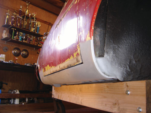 The sides of the body cart sit inboard of the rockers and jack points.