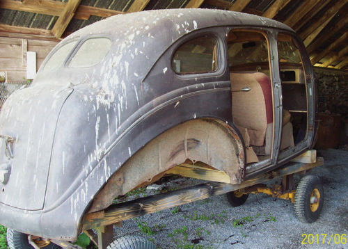 2. The solid-looking ’37 DeSoto body still had glass in its rear windows, quarter windows and windshield but its doors were off. (The white spatters are barn swallow droppings.)