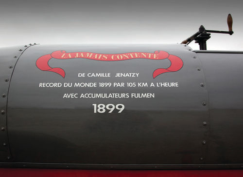 The lettering on the car’s side is in honor of the original vehicle’s 1899 world-record run of 105 kilometers (65 miles) per hour.