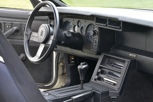 The dashboard and the entire passenger compartment have a serious look thanks to the materials, colors and layout.