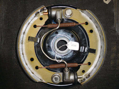 The different-style wheel cylinder was used at the top of the left rear brake assembly.