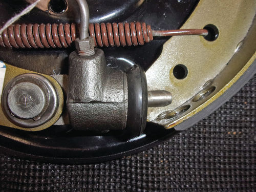 This link at the bottom left-hand wheel cylinder is steel-colored and longer.