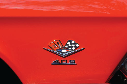 Without the “409” underneath, this badge would tell you there’s a 327 under the hood. Remove the flags and you know the car has a 283 V-8.