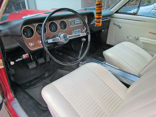 The dash has a wood veneer but oddly enough this Pontiac performance car came standard with warning lights and a clock instead of gauges and a tachometer.