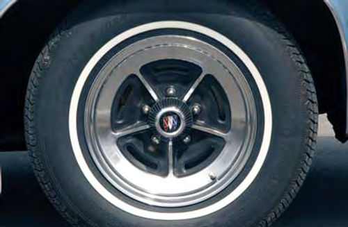 The availability of attractive wheels was already a tradition on full-size Buicks in the mid-’70s.