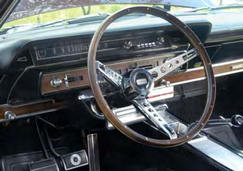 Ford promoted the 7-Litre as more than a bare-bones performance car. That naturally required touches such as the wood-grain steering wheel.