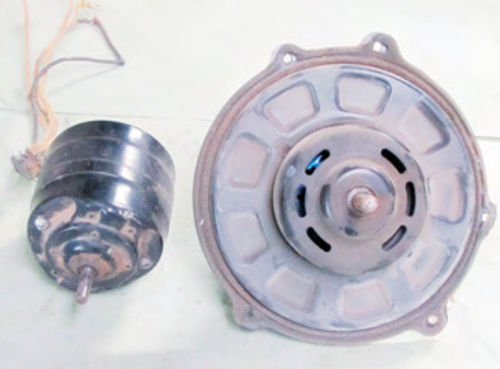 Photo 5. A comparison between the old 6-volt motor (left) and the new 12-volt motor.