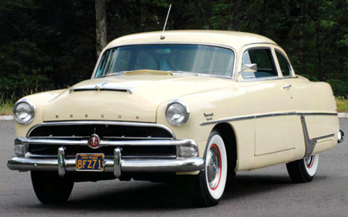 A wraparound windshield was one 1954 step taken to update the Hudson’s design.