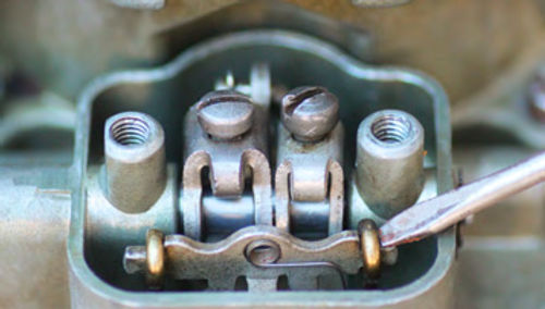 Photo 4. Metering Rods, Engine Idling: On this Carter carb, make sure the metering rods “pull in” with the engine idling and at 2500 rpm in N, steady state. This check proves the manifold vacuum passages are open.