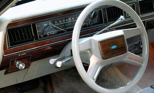 The Crown Victoria’s dash is easy to read. By 1984 warning lights were accepted and a close look reveals that while graphics were being used, labels were still felt to be necessary.