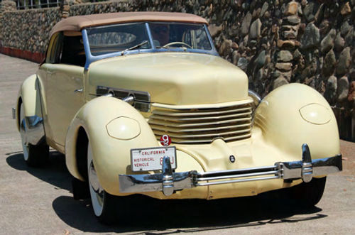 Randy Ema’s 1936 Cord Phaeton has functional 1937 chrome side pipes that provide good breath- ing for the Lycoming 289 flathead V-8 engine.