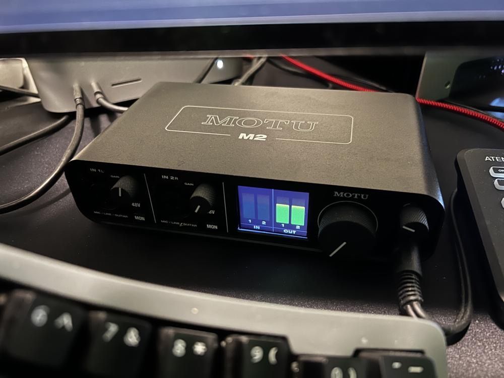 dac/MOTU-M2-desk-01.jpg