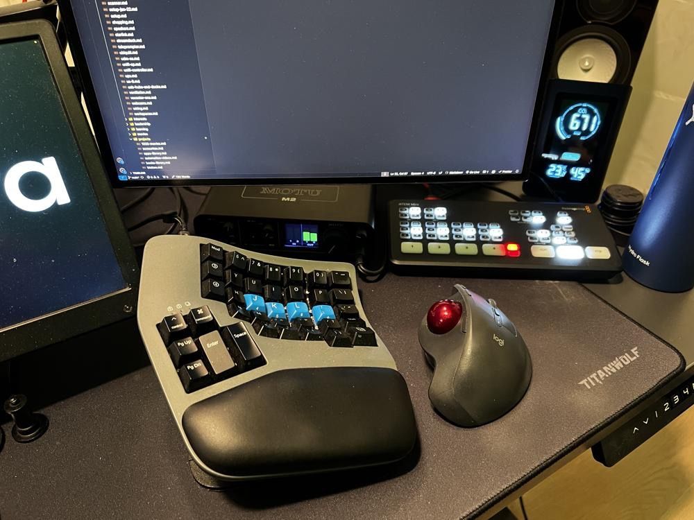 office/241005-2008-right-hand.jpg
